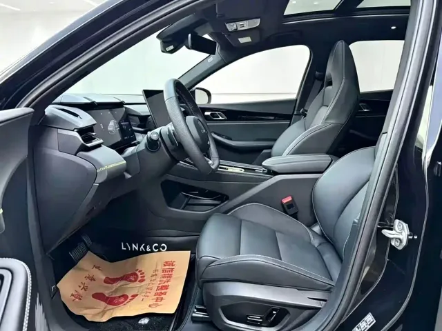 Lynk & Co 03 — Фото автомобиля 4