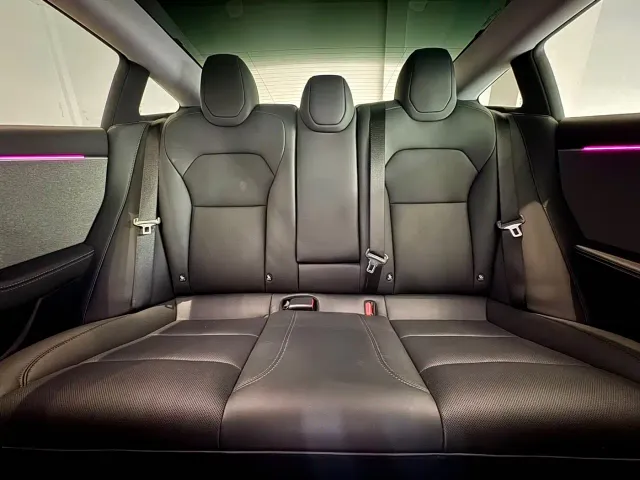 Tesla Model 3 — Фото автомобиля 9