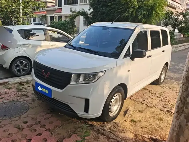 Фотография автомобиля — Wuling Hongguang Plus