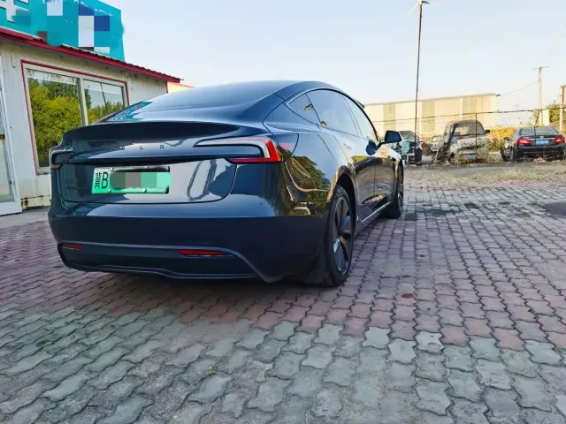 Tesla Model 3 — Фото автомобиля 15