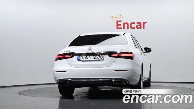 Фотография автомобиля — Mercedes-Benz E-Class