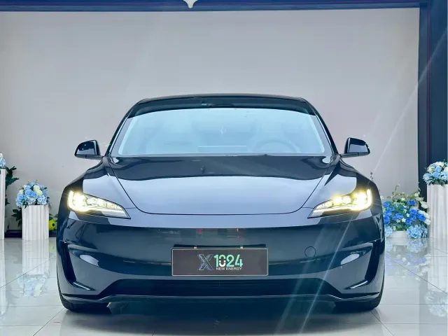 Tesla Model 3 — Фото автомобиля 2