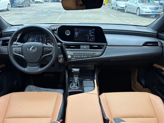 Lexus ES — Фото автомобиля 10