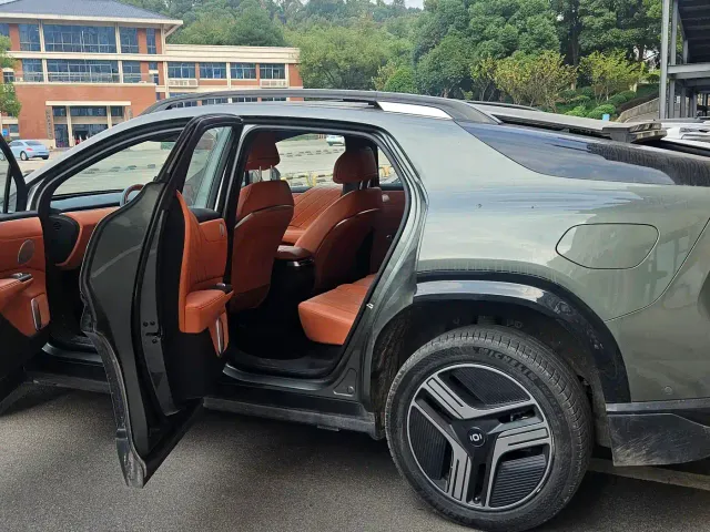 Changan Qiyuan E07 — Фото автомобиля 3