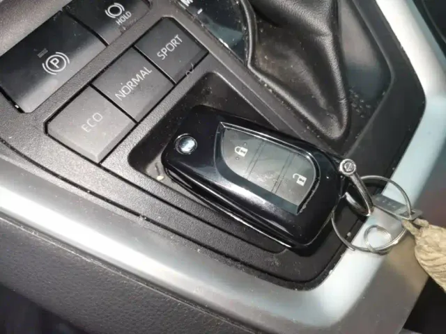Toyota RAV4 — Фото автомобиля 8
