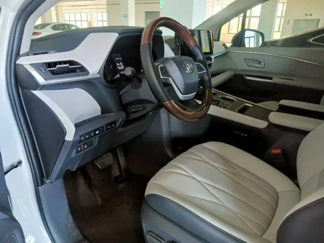 Toyota Sienna — Фото автомобиля 12