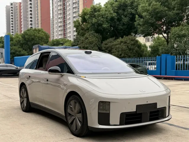 Li Auto i8 — Фото автомобиля 3