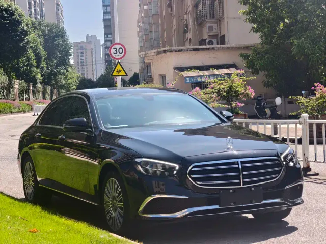 Mercedes-Benz E-Class — Фото автомобиля 3