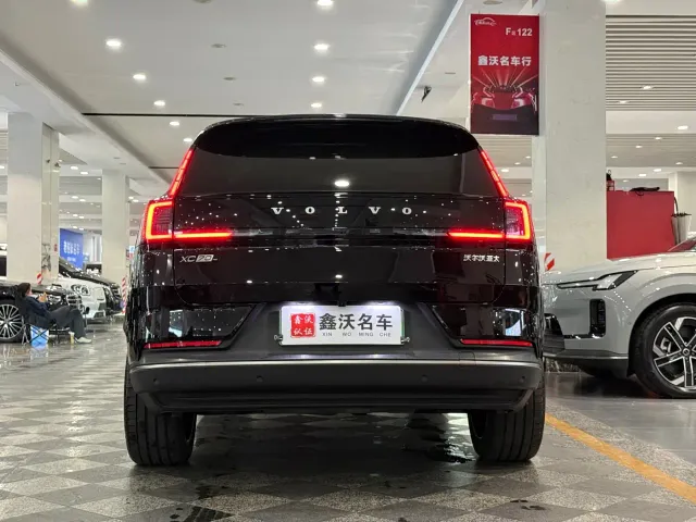 Volvo XC70 Plug-in Hybrid — Фото автомобиля 3