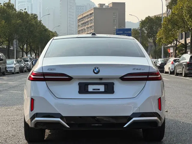 BMW 5 Series — Фото автомобиля 5