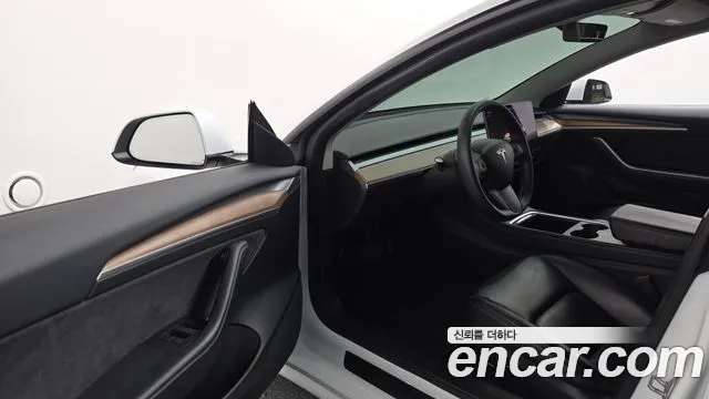 Tesla Model 3 — Фото автомобиля 15