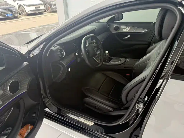 Mercedes-Benz E-Class — Фото автомобиля 3
