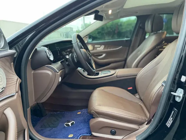 Mercedes-Benz E-Class — Фото автомобиля 4