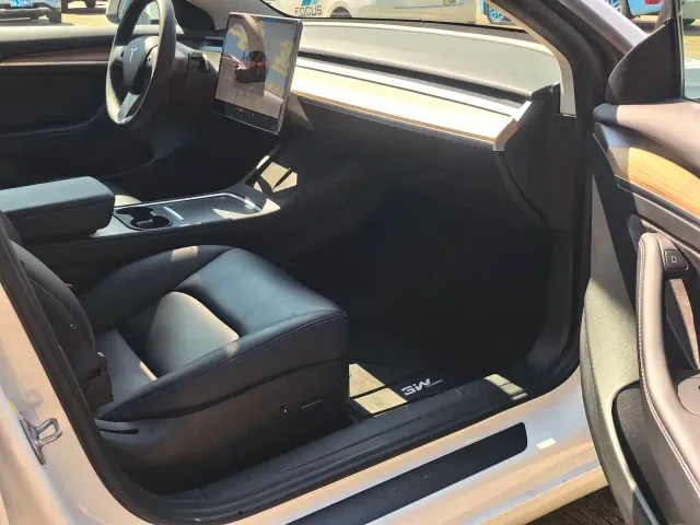 Tesla Model 3 — Фото автомобиля 11