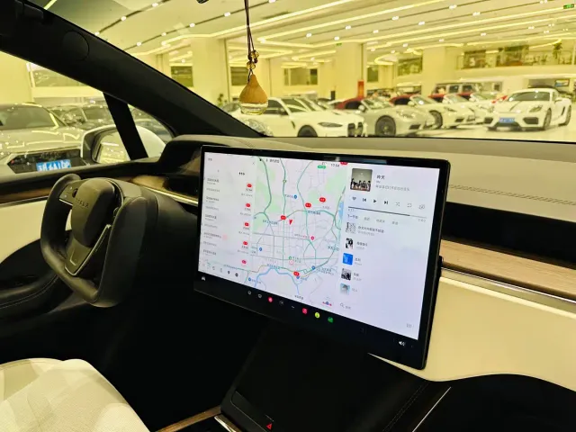 Tesla Model X — Фото автомобиля 5