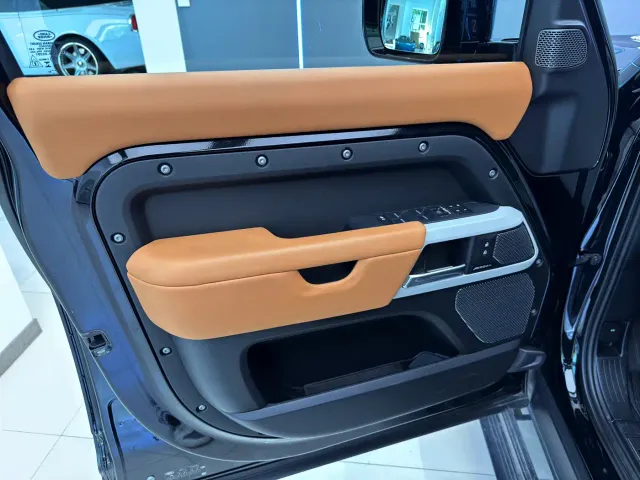 Land Rover Defender — Фото автомобиля 15