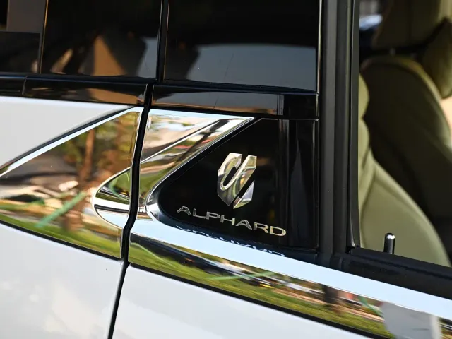 Toyota Alphard — Фото автомобиля 24
