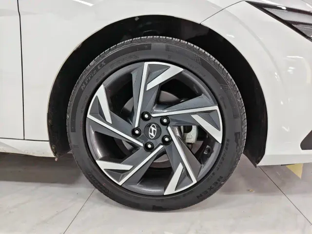 Hyundai Elantra — Фото автомобиля 4