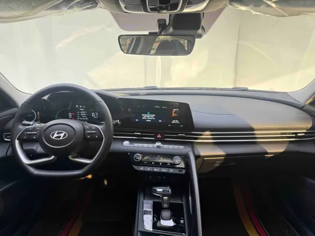 Hyundai Elantra — Фото автомобиля 12