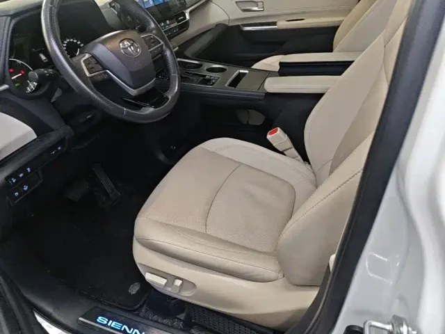 Toyota Sienna — Фото автомобиля 14