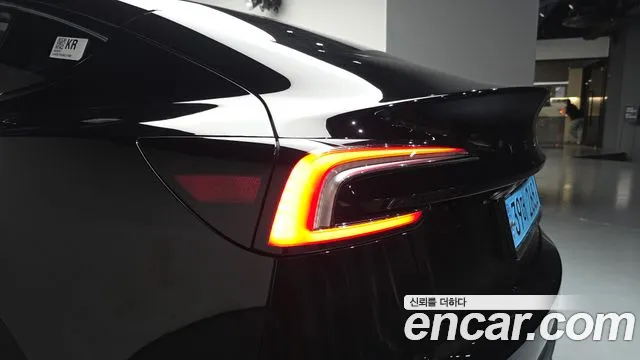 Tesla Model 3 — Фото автомобиля 21