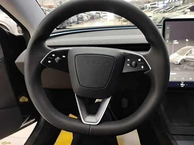 Tesla Model 3 — Фото автомобиля 10