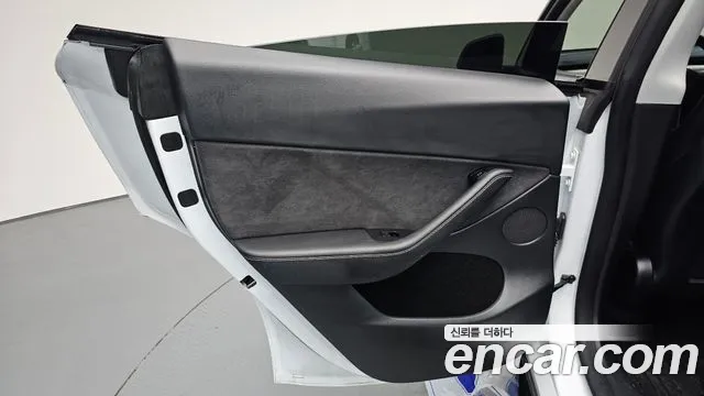 Tesla Model Y — Фото автомобиля 24