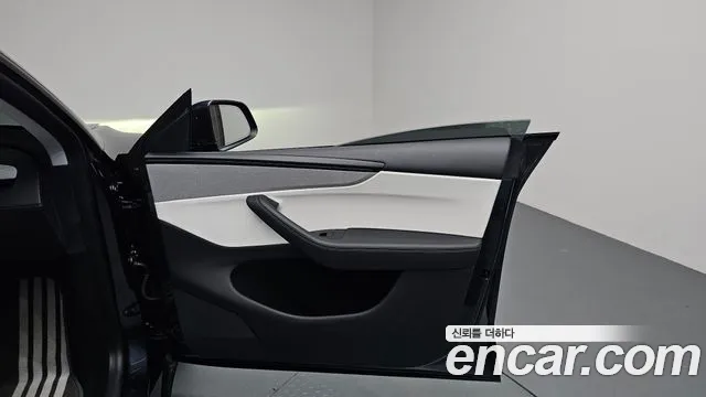 Tesla Model Y — Фото автомобиля 13