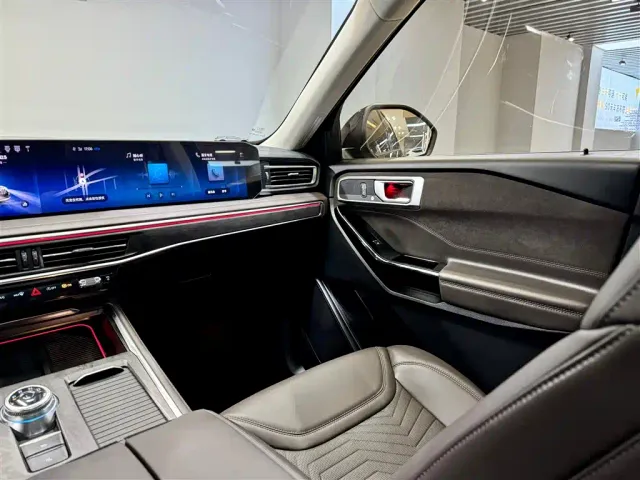 Ford Explorer — Фото автомобиля 29