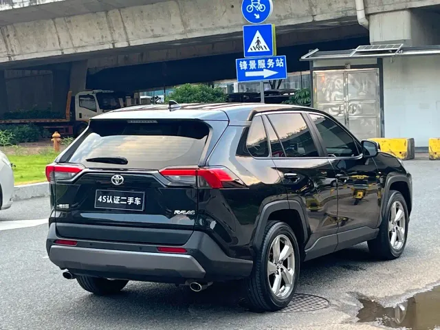 Toyota RAV4 — Фото автомобиля 5