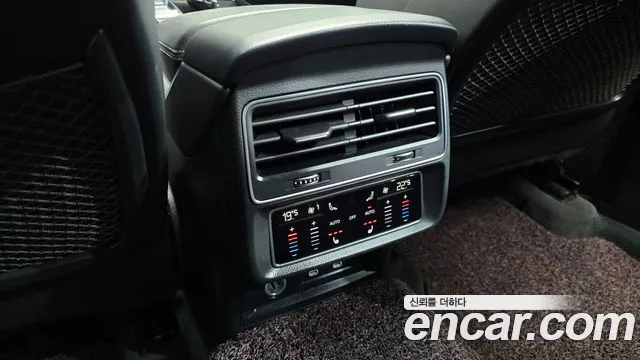 Audi Q8 55 TFSI quattro Premium — Фото автомобиля 24