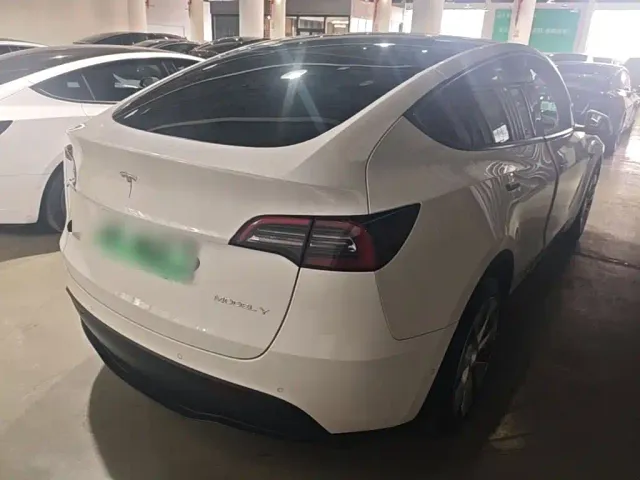 Tesla Model Y — Фото автомобиля 6