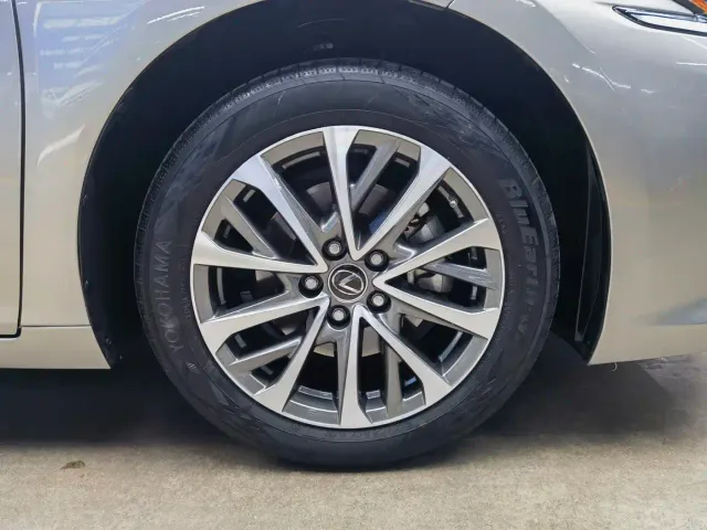 Lexus ES — Фото автомобиля 15