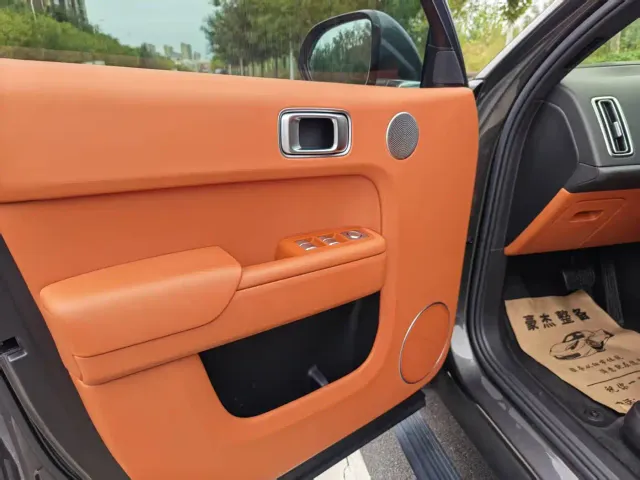 Li Auto L8 — Фото автомобиля 9