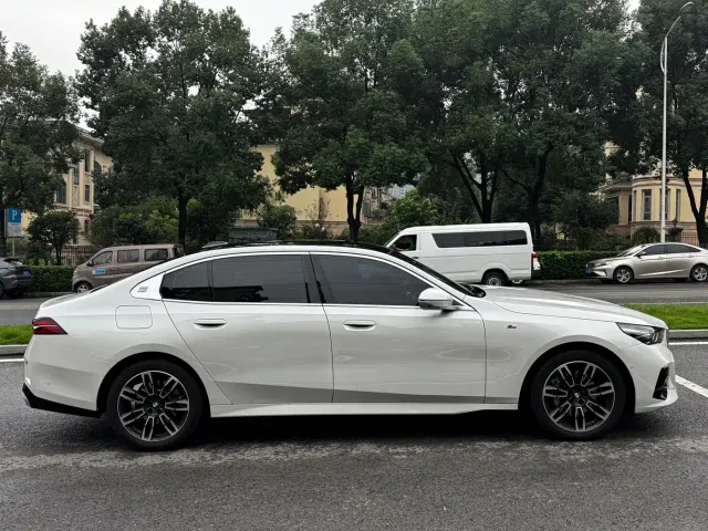 BMW 5 Series — Фото автомобиля 4