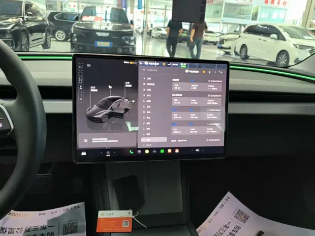 Tesla Model 3 — Фото автомобиля 12
