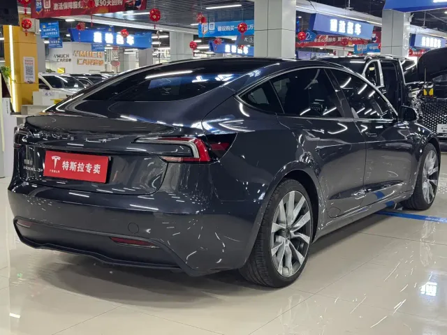 Tesla Model 3 — Фото автомобиля 9