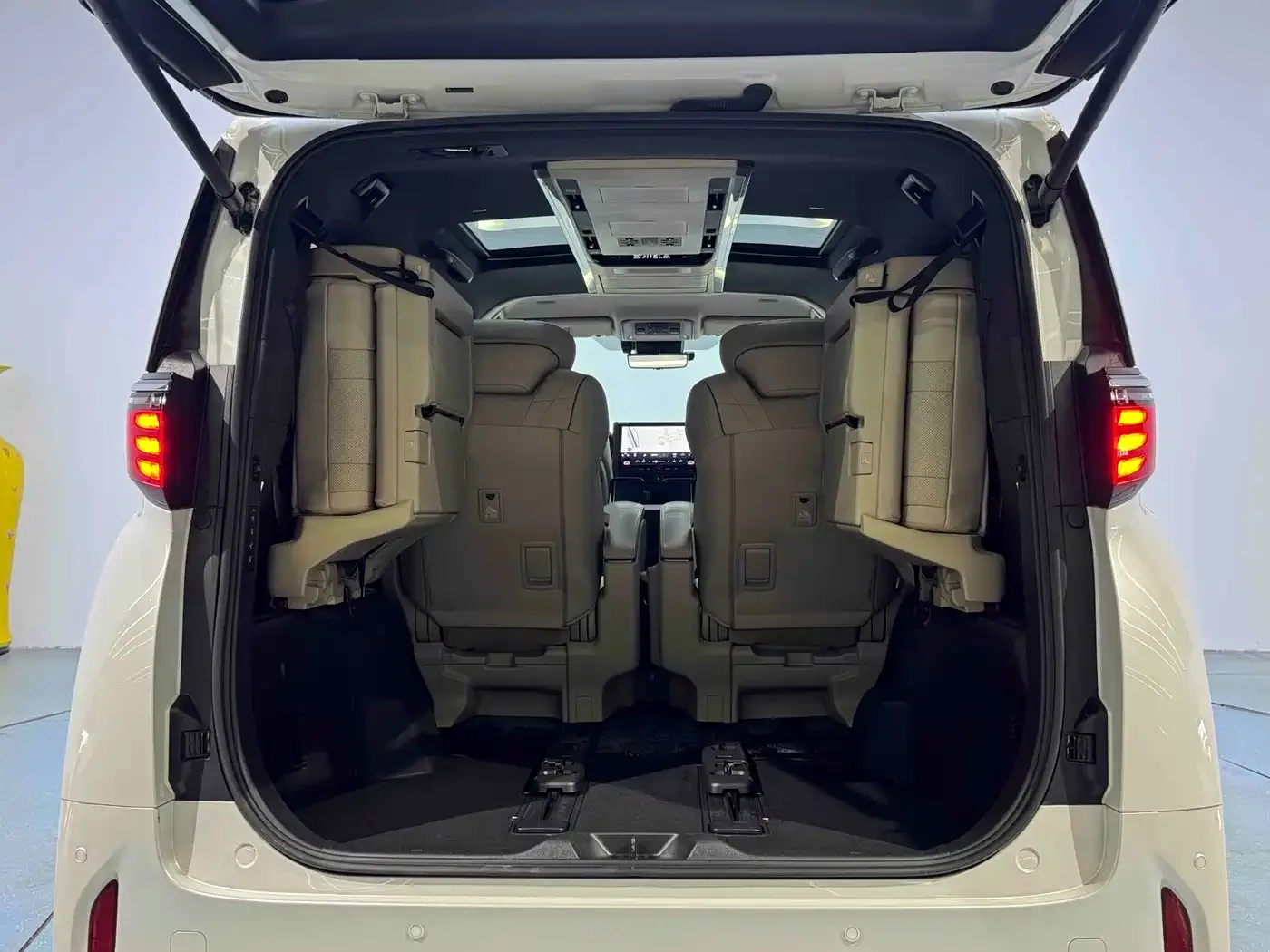 Toyota Alphard 2024 Hybrid 2.5L Ultimate Enjoyment Edition — Фото автомобиля 20