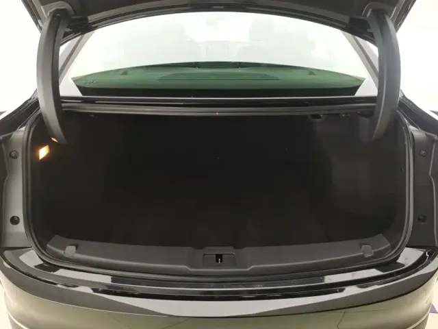 Hongqi E-QM5 — Фото автомобиля 4