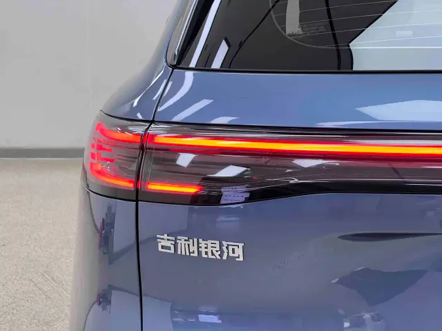 Geely Galaxy Starship 7 EM-i — Фото автомобиля 6