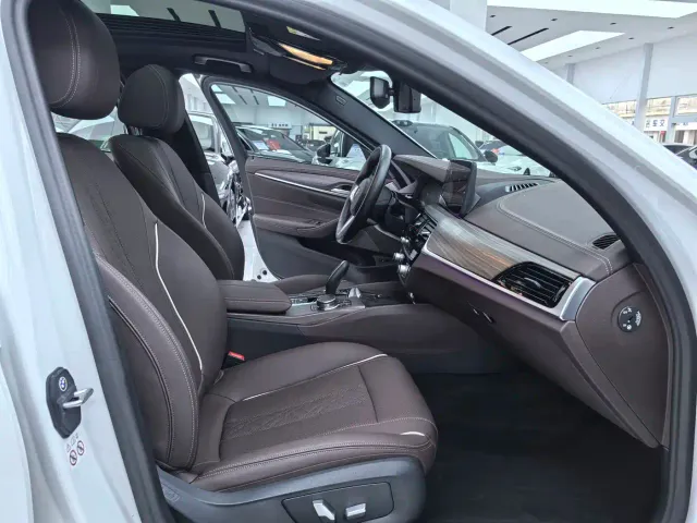 BMW 5 Series — Фото автомобиля 12