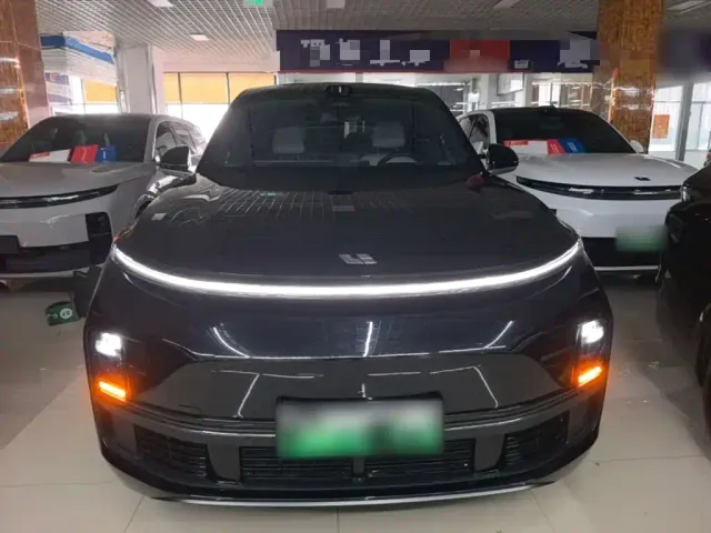 Li Auto L8 — Фото автомобиля 2