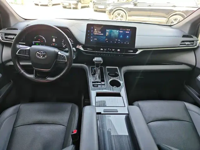 Toyota Sienna — Фото автомобиля 9