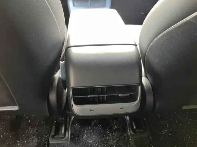 Tesla Model 3 — Фото автомобиля 11