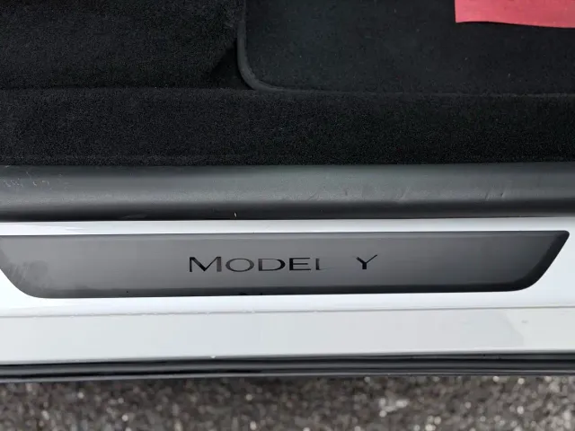 Tesla Model Y — Фото автомобиля 16