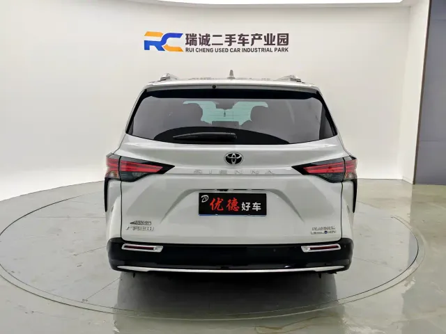 Toyota Sienna — Фото автомобиля 4