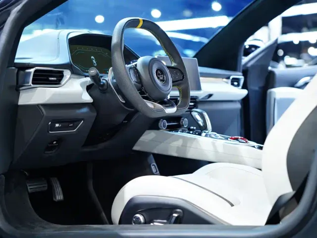 Lotus Emira — Фото автомобиля 16