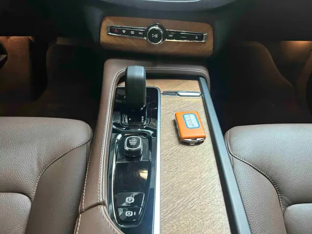 Volvo XC90 — Фото автомобиля 8