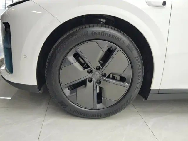Li Auto i8 — Фото автомобиля 6