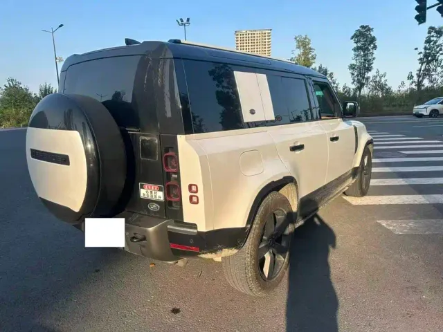 Land Rover Defender — Фото автомобиля 8